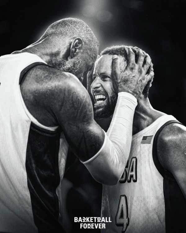 奥运夺金一周年！美媒晒詹库赛后互动照：永远不会忘记这次旅程