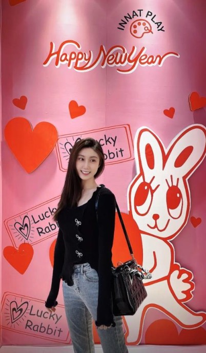 邹阳妻子是大7岁的水亦诗前央视主持水均益的爱女