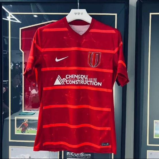 博主：成都蓉城亚冠球衣胸前广告是英文版成都建工