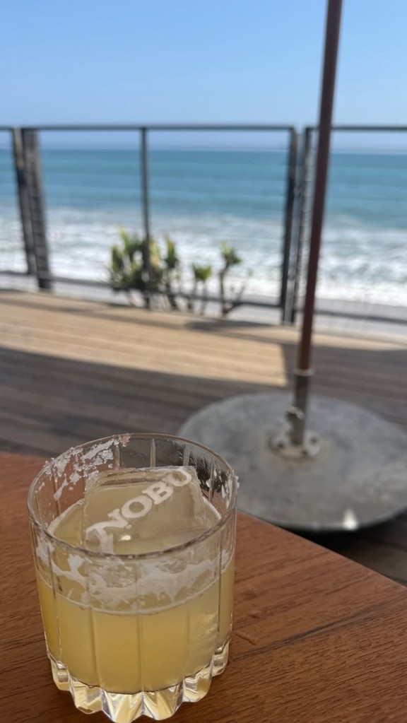 太惬意啦保罗-乔治老婆晒度假片段@PG：比心~