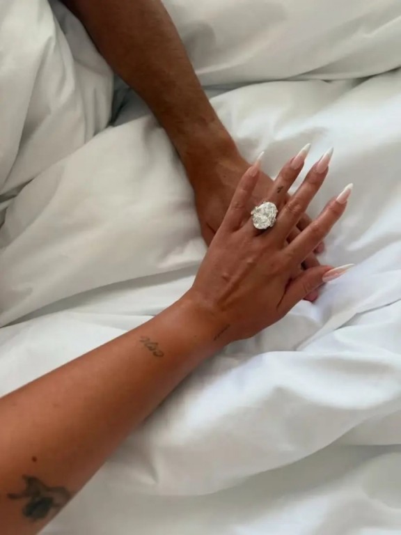 马卡：C罗订婚钻戒保守估计200万美元，最高超1300万美元