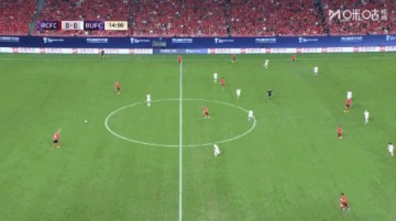 质量不太行啊第14分钟，莱切特向主裁反馈皮球破了需要更换