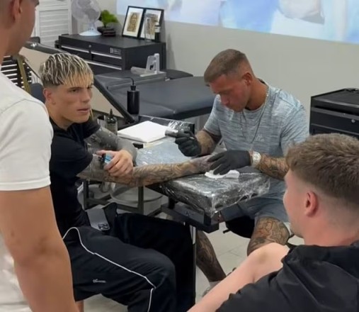 两年前社媒中就曾出现邮报：加纳乔纹身时被拍到拿着电子烟