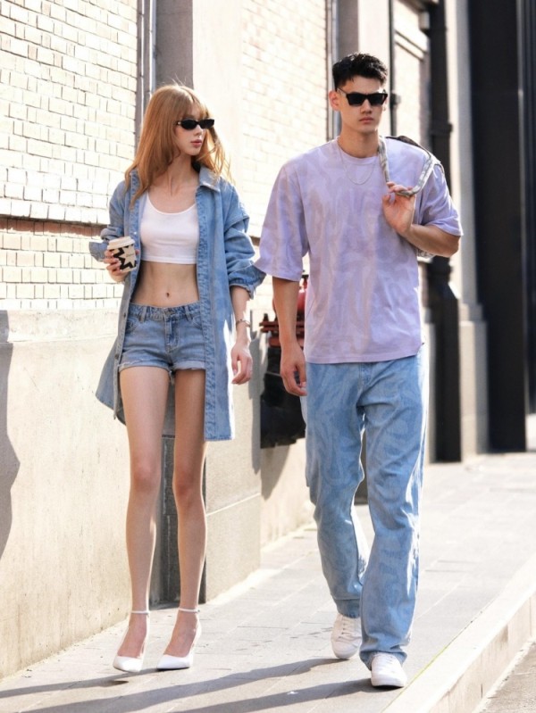 有点小帅！颜鹏更新社媒晒其与女友出街组图：夏天的味道