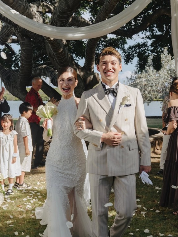 女大三，抱金砖！日本国脚堂安律的妻子晒婚礼照，幸福无比