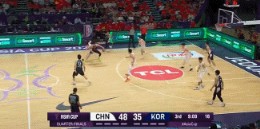 打破0的尴尬！胡金秋协防送出大帽 中国男篮本届比赛终于有盖帽了