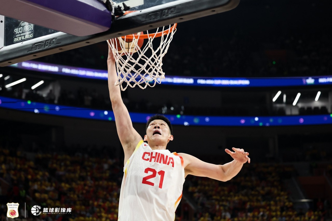 依旧稳定！胡金秋上半场5中3得到6分6板 包括3个进攻篮板
