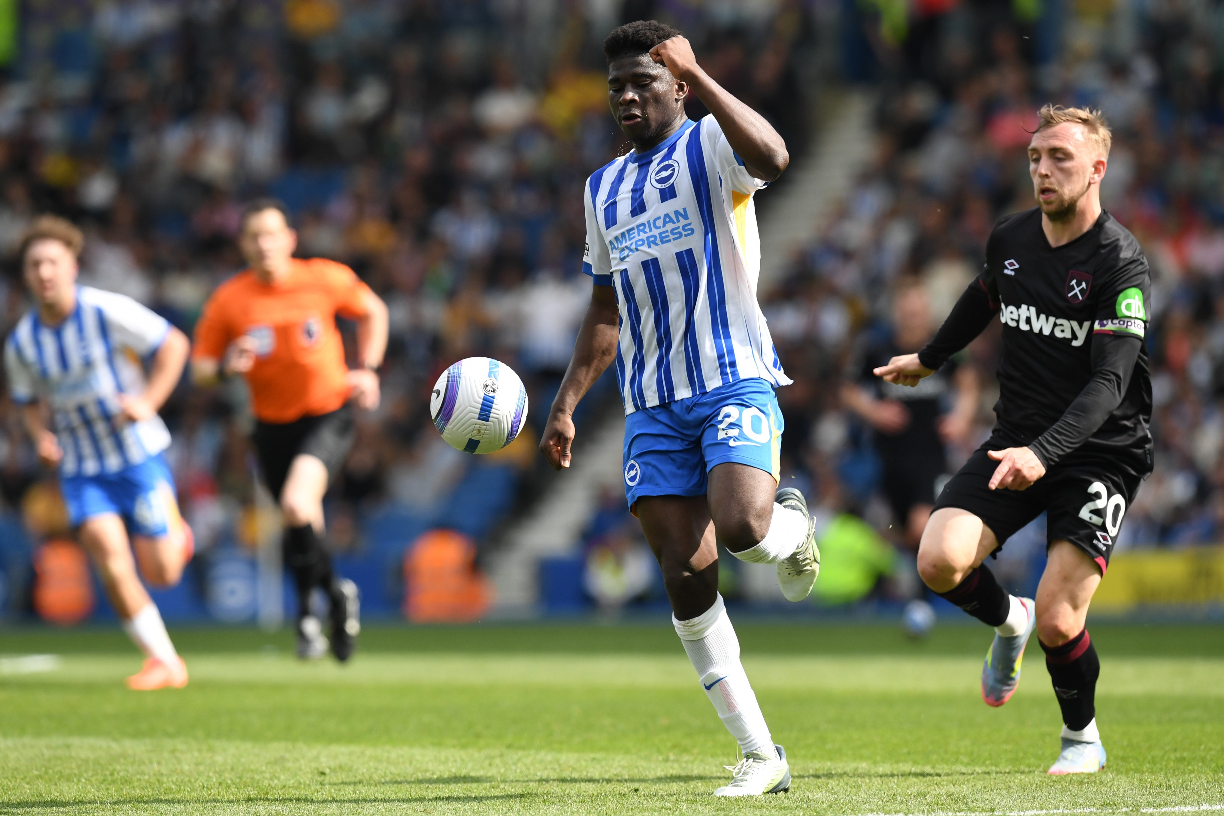 记者：无论曼联还是其他俱乐部求购，布莱顿都无意今夏出售巴莱巴